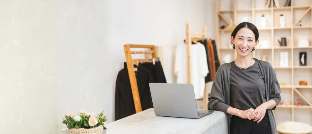 プラスITのサービスで満足している女性オーナーの画像。集客・予約・リピートをつなげてビジネスを成長させるサービスのイメージ