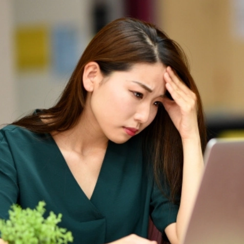 悩む女性オーナー